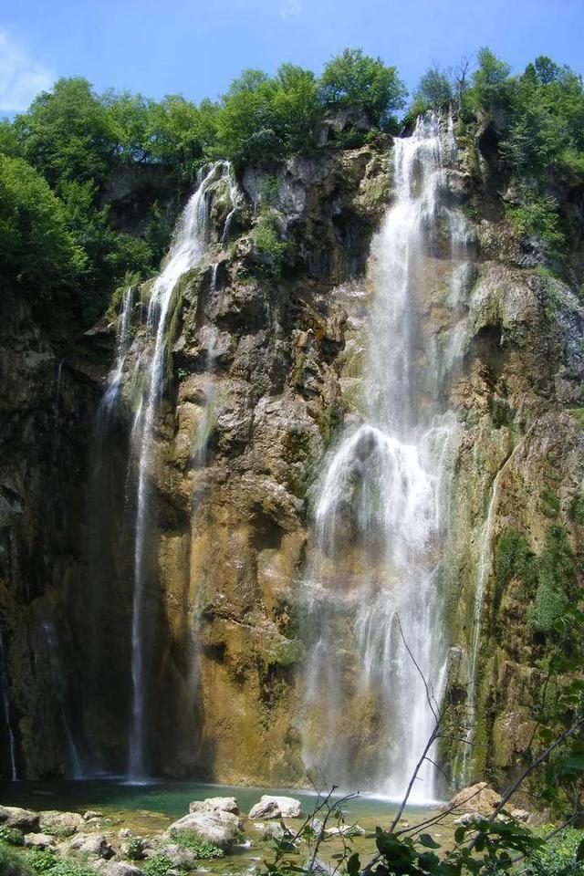 逃出昏暗的地下室